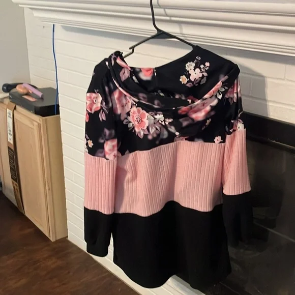 Soft and comfy size M hooded zippered jacket - Picture 2 of 3